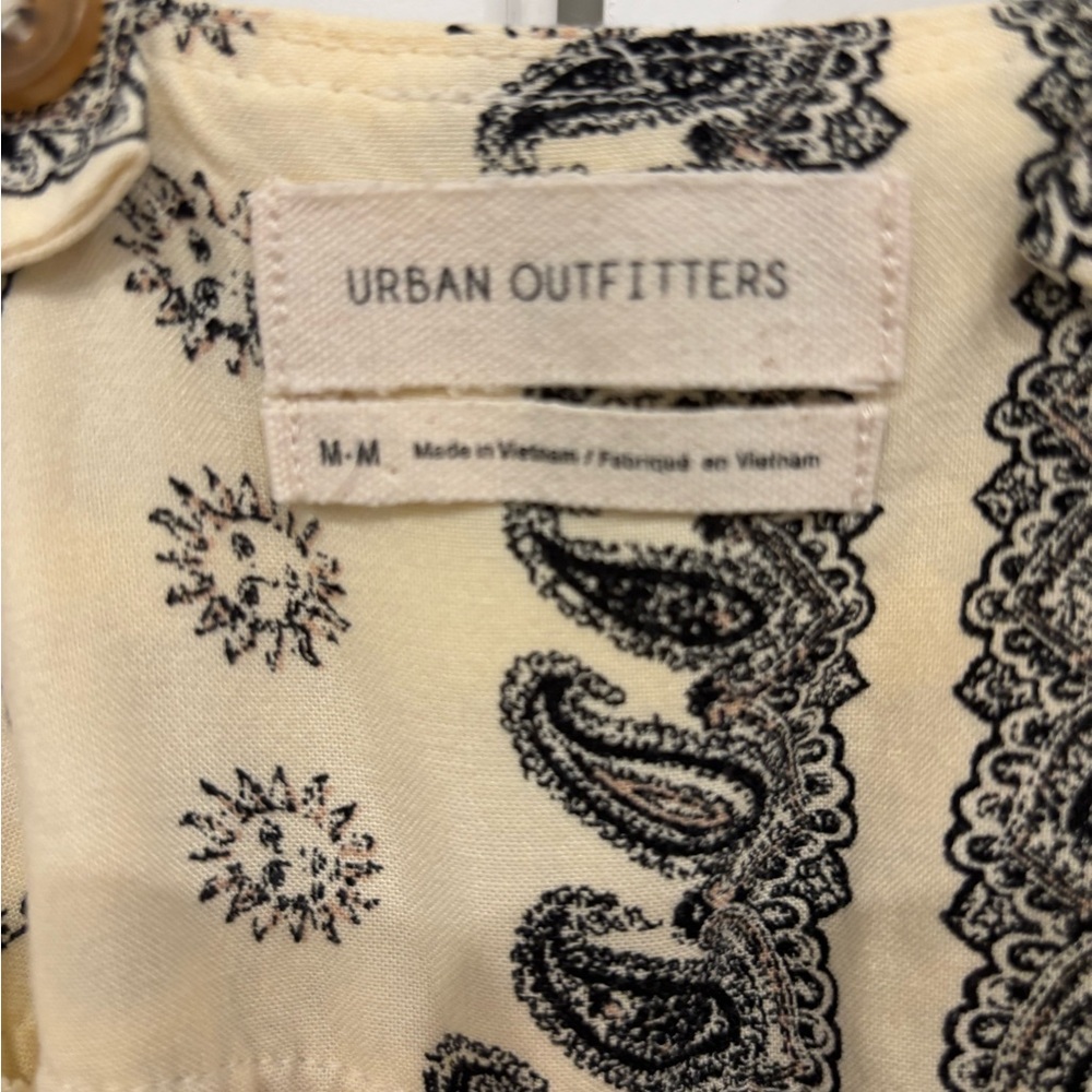 Urban Outfitters Sun Print overall shorts romper. - Picture 3 of 5